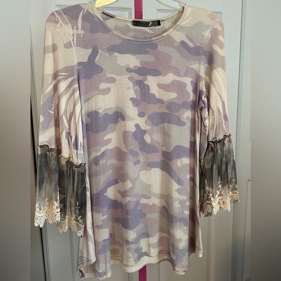 Origami by Vivian Camo & Lace Top - Picture 2 of 5